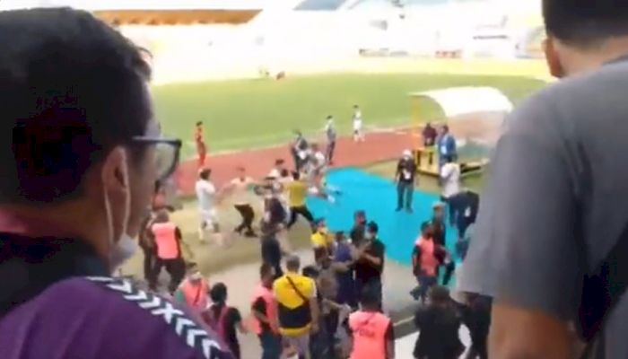 Rusuh Lagi, Wasit Dikeroyok Usai Laga Liga 2, Semen Padang Selamat dari Degradasi 